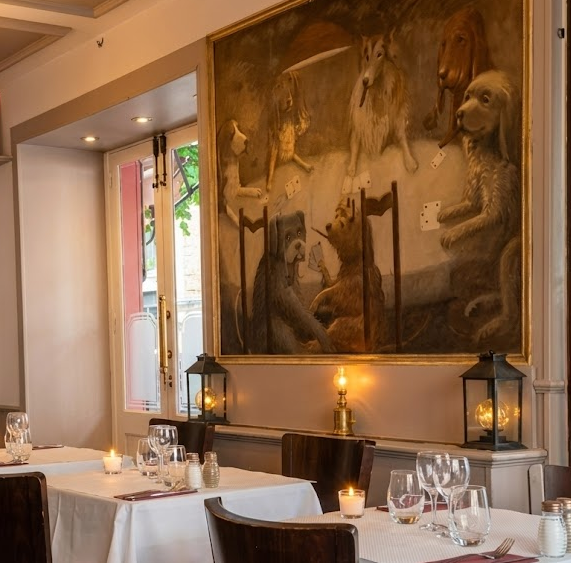 Réservez notre table d'honneur pour vos événements et célébrez vos moments précieux au restaurant Au Chien Qui Fume, dans un décor unique sublimé par notre célèbre fresque murale aux chiens.