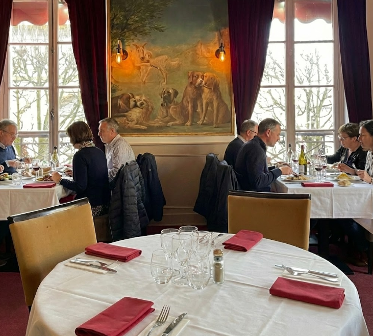 Venez profiter d'une pause gourmande et chaleureuse dans la salle principale de notre restaurant Au Chien Qui Fume, un cadre authentique idéal pour vos repas en famille ou vos déjeuners d'affaires